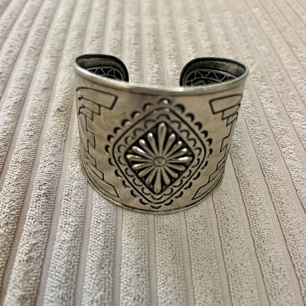 Vintage Southwest Peyote Bird Flower Burst Silver color Metal Cuff Bracelet